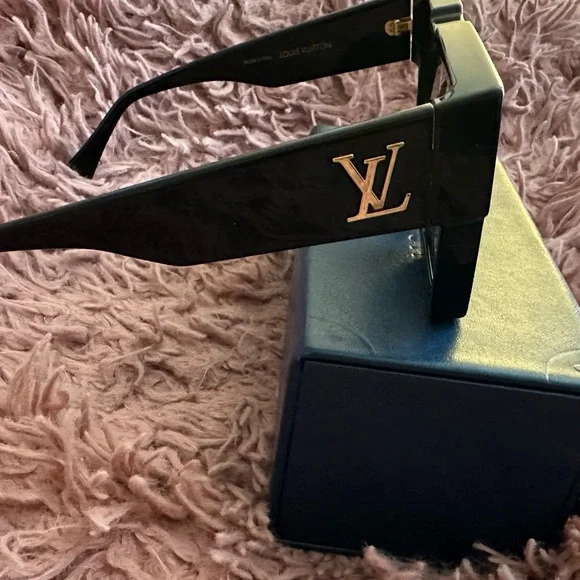Beautiful Louis Vuitton Cyclone glasses- like new- Unisex